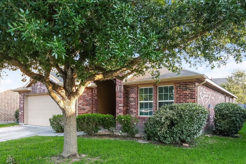 21519 Kings Bend Dr - Photo 3 of 16