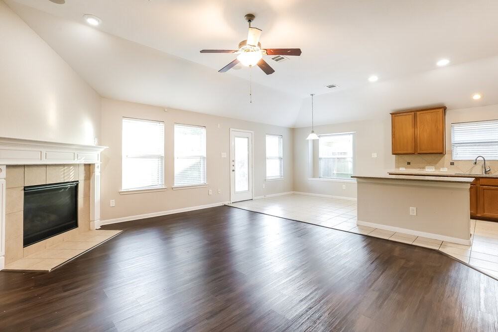 21519 Kings Bend Dr - Photo 4 of 16