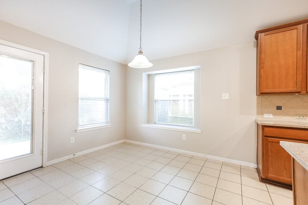 21519 Kings Bend Dr - Photo 5 of 16