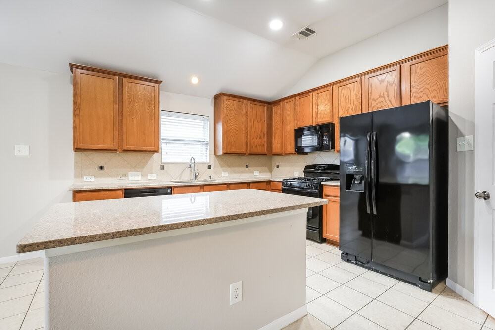 21519 Kings Bend Dr - Photo 6 of 16