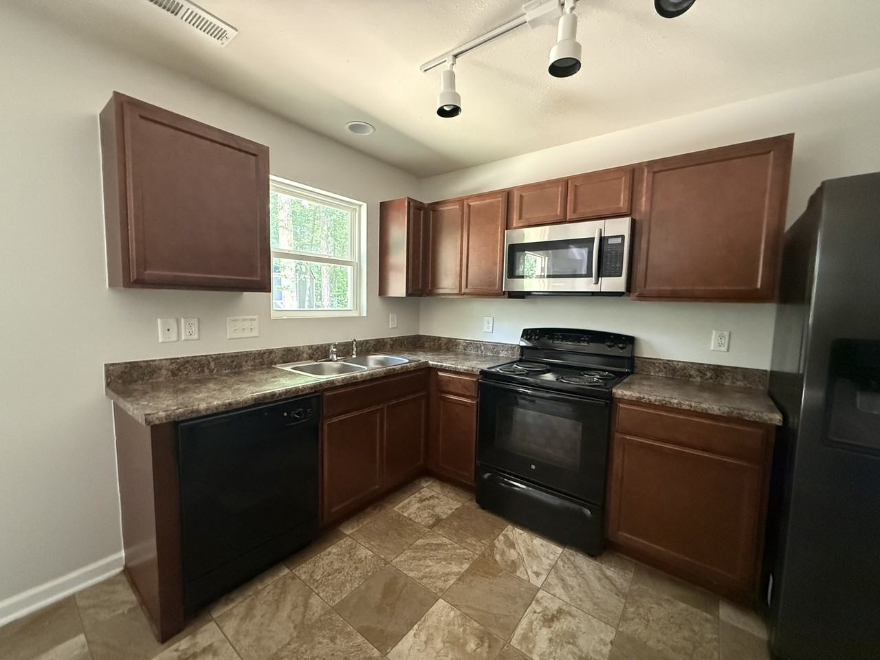 408 Polly Dr #1 - Photo 4 of 10