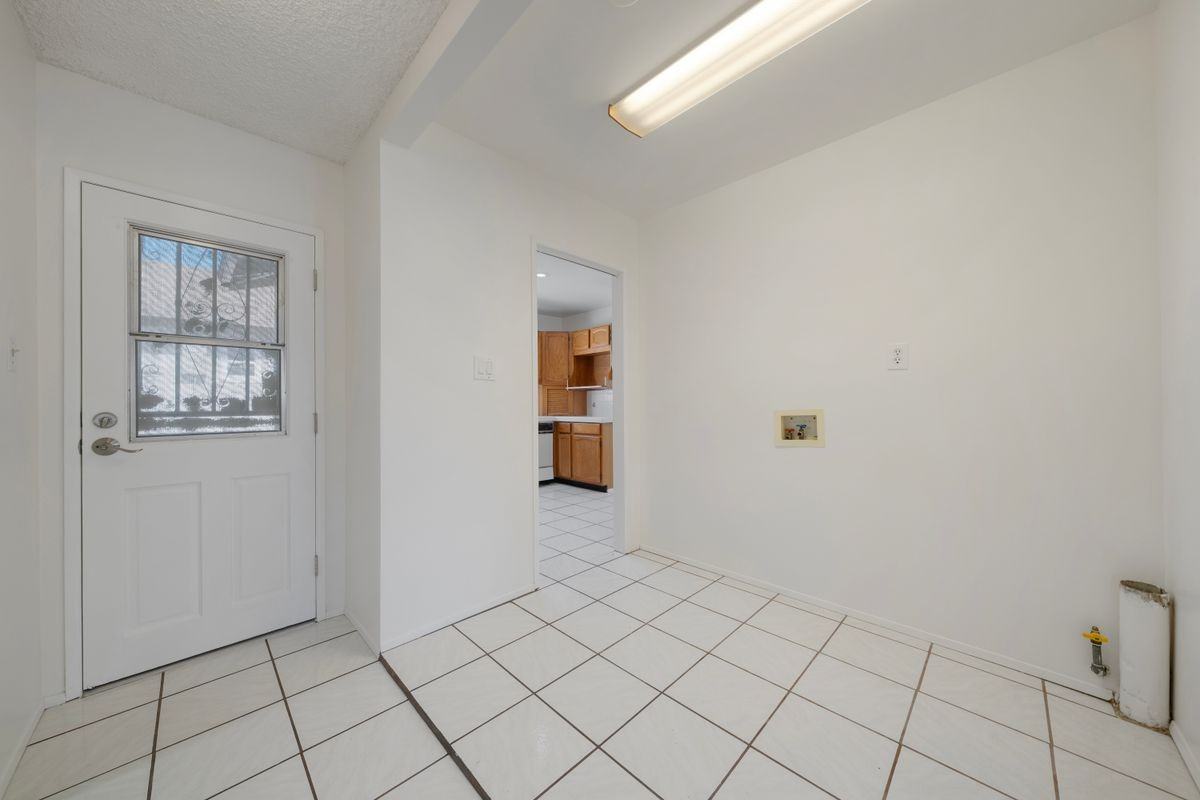 3025 Sherwood Ave - Photo 3 of 14