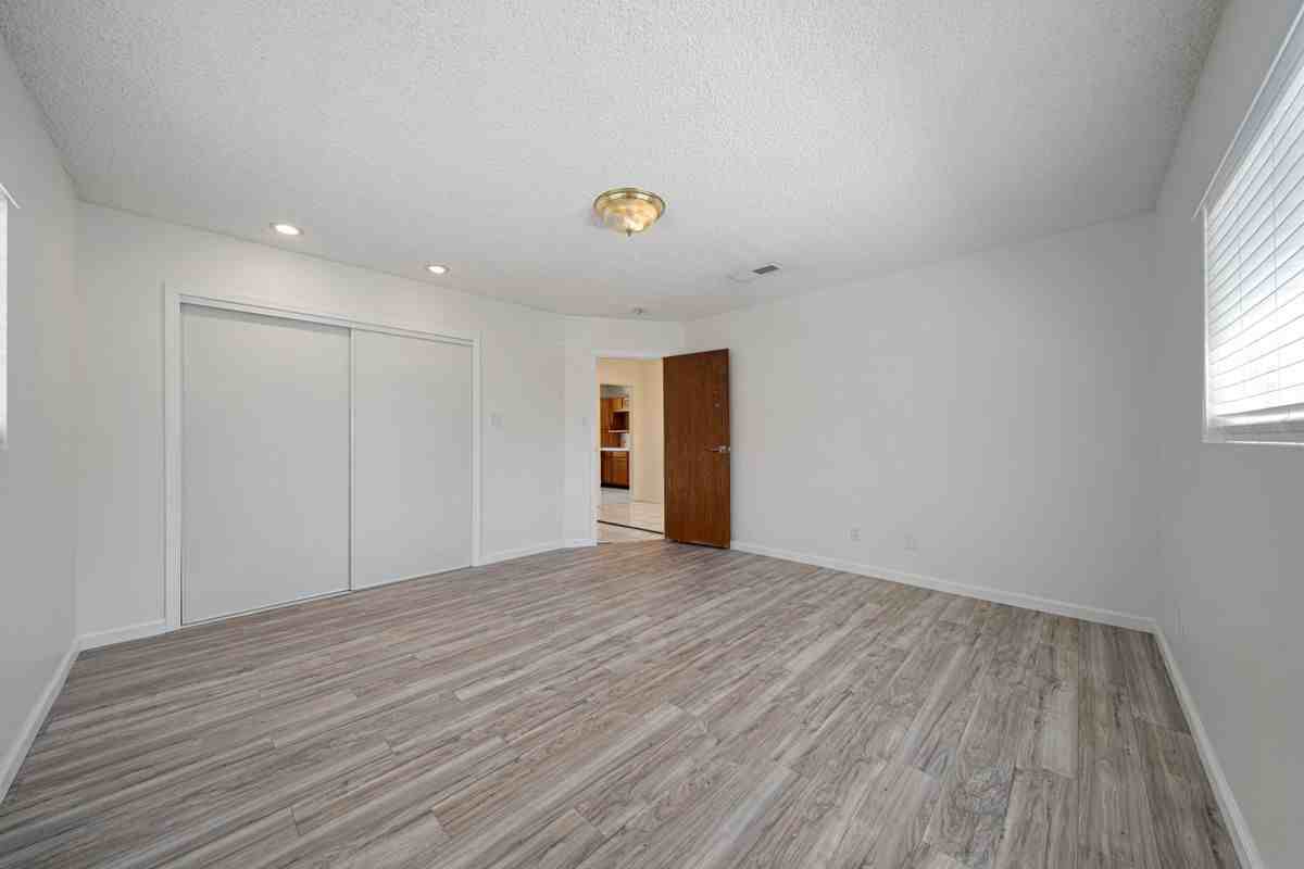 3025 Sherwood Ave - Photo 6 of 14