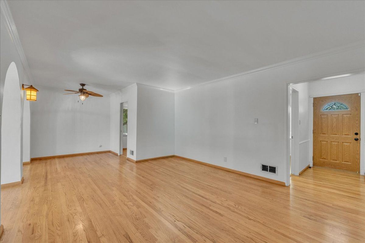 8062 Wynne Ave - Photo 5 of 36