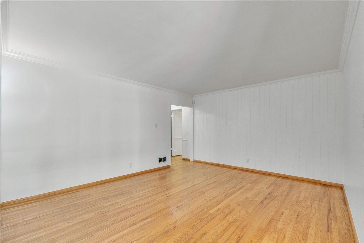 8062 Wynne Ave - Photo 7 of 36