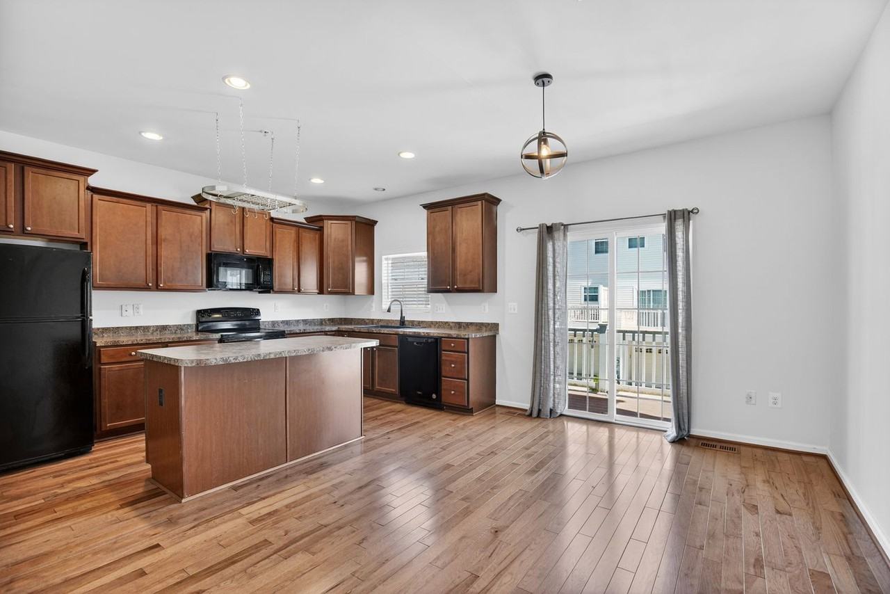 2864 Hedgerow Pl - Photo 4 of 16
