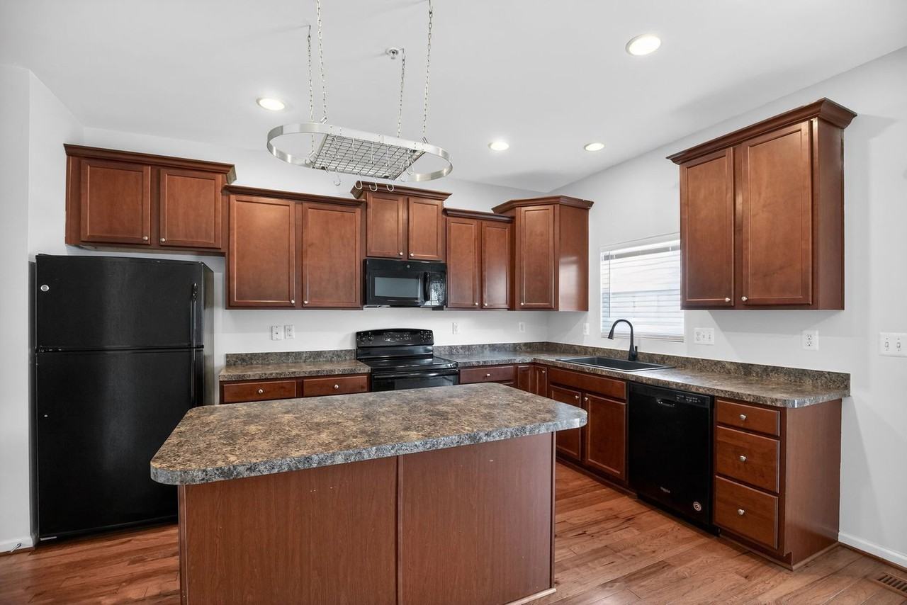 2864 Hedgerow Pl - Photo 5 of 16