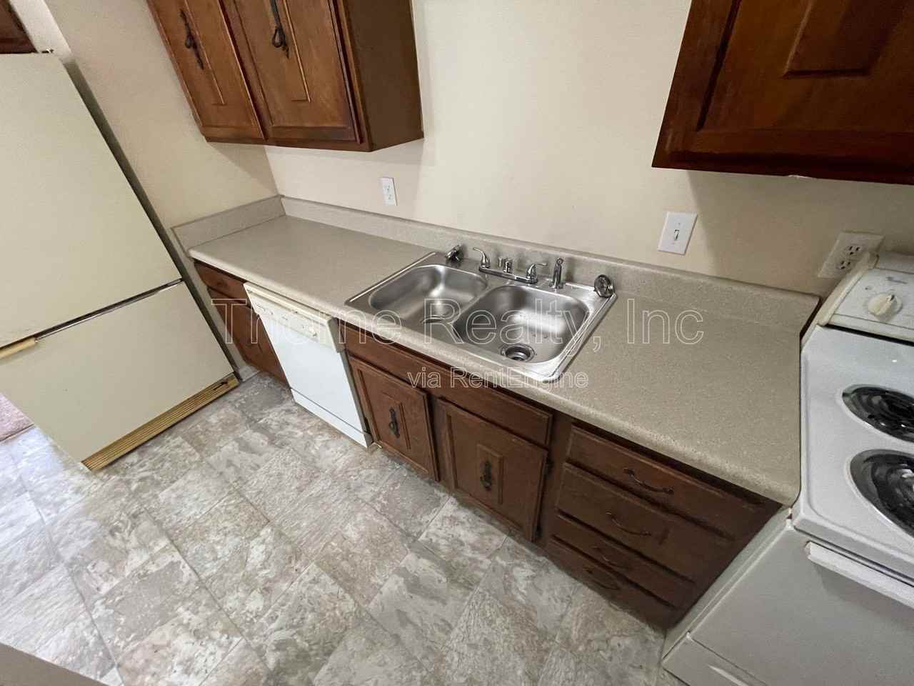 406 Dowd St - Photo 4 of 9