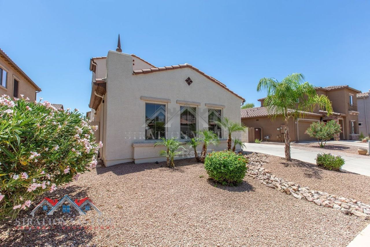 16221 W Mercer Ln - Photo 4 of 50