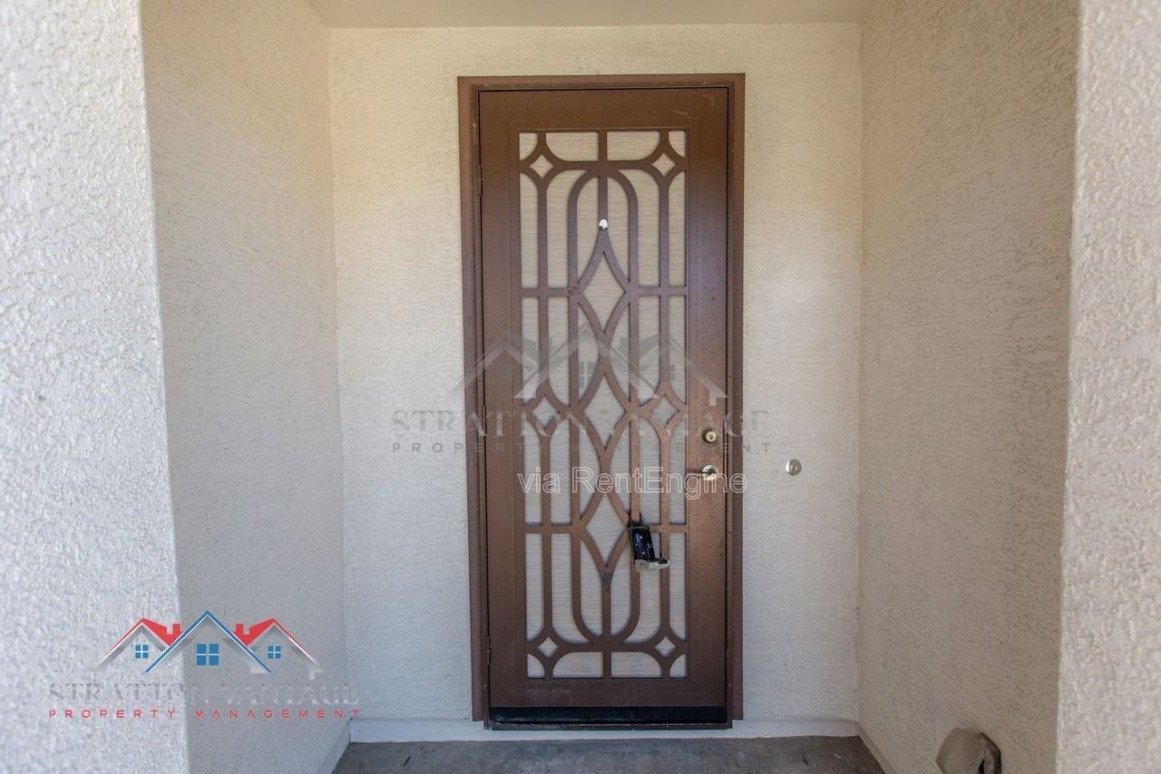 16221 W Mercer Ln - Photo 6 of 50