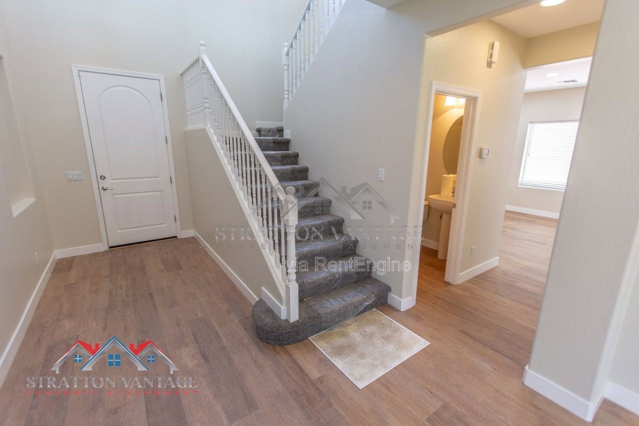 16221 W Mercer Ln - Photo 7 of 50