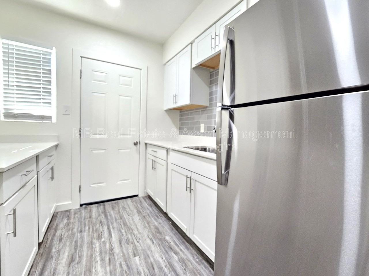 1527 E Oak St #1 - Photo 2 of 9