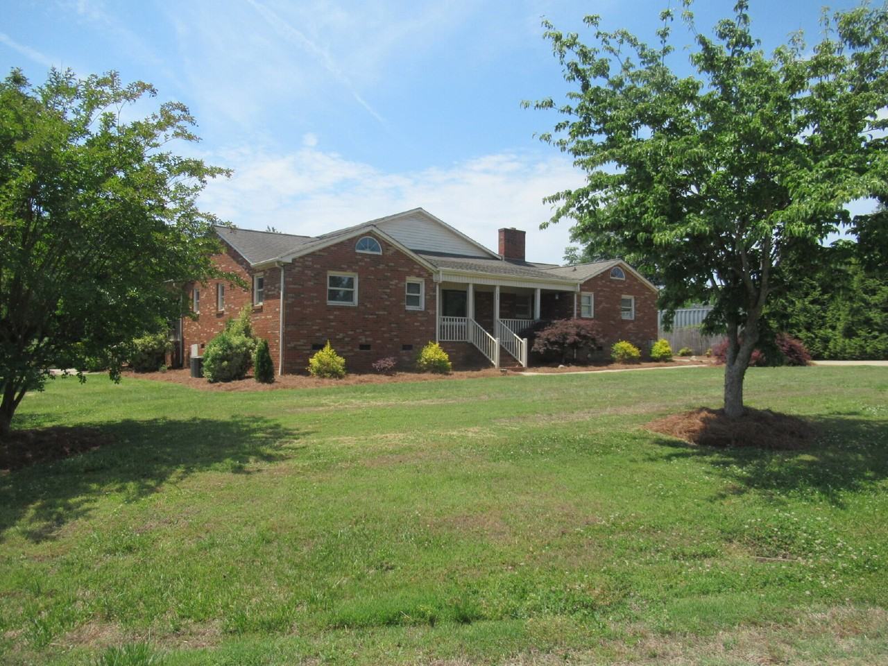 7800 Cherry Point Dr - Photo 3 of 37