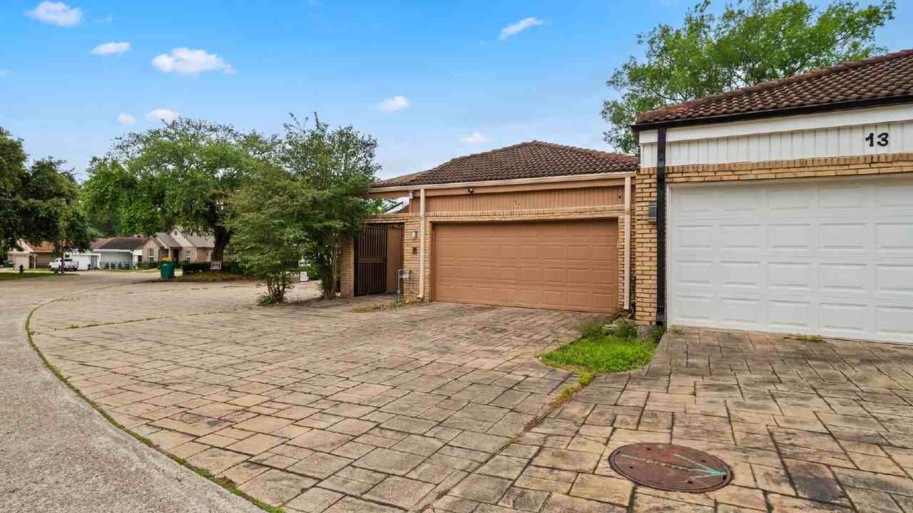 12 Hallmark Dr - Photo 2 of 34