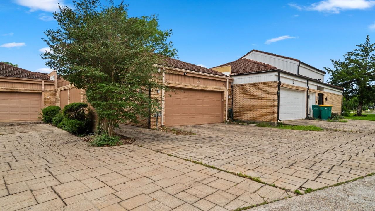 12 Hallmark Dr - Photo 3 of 34
