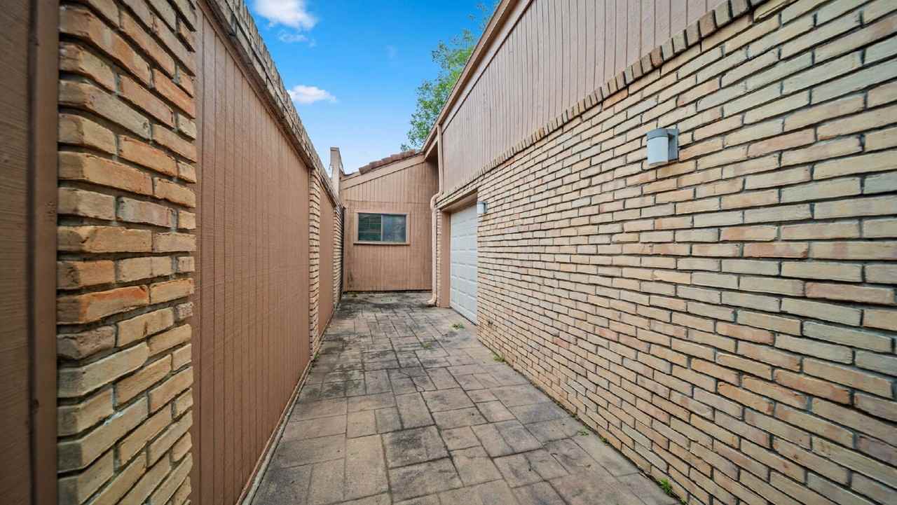 12 Hallmark Dr - Photo 4 of 34