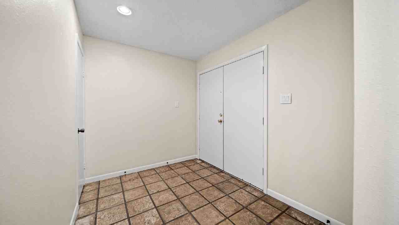 12 Hallmark Dr - Photo 7 of 34