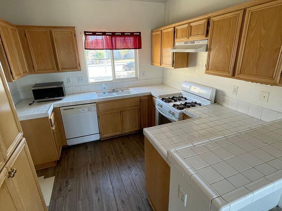 10560 Inyo Ct - Photo 4 of 11