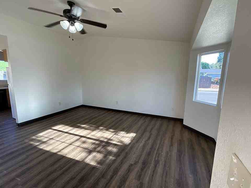 1388 Barcelona Way - Photo 4 of 15