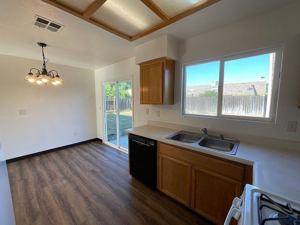 1388 Barcelona Way - Photo 7 of 15