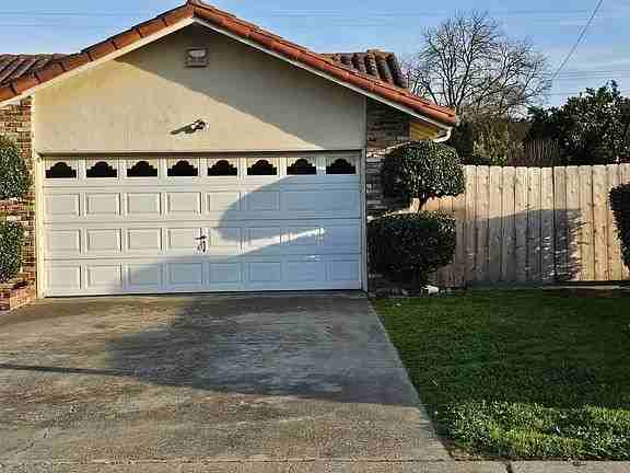 7722 Woodside Dr - Photo 3 of 16