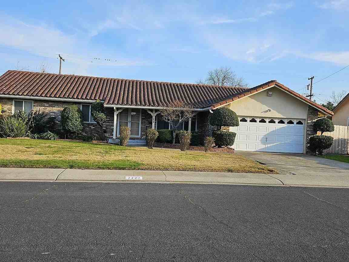 7722 Woodside Dr - Photo 4 of 16