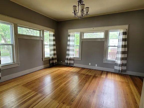 901 S Broadway St - Photo 2 of 27