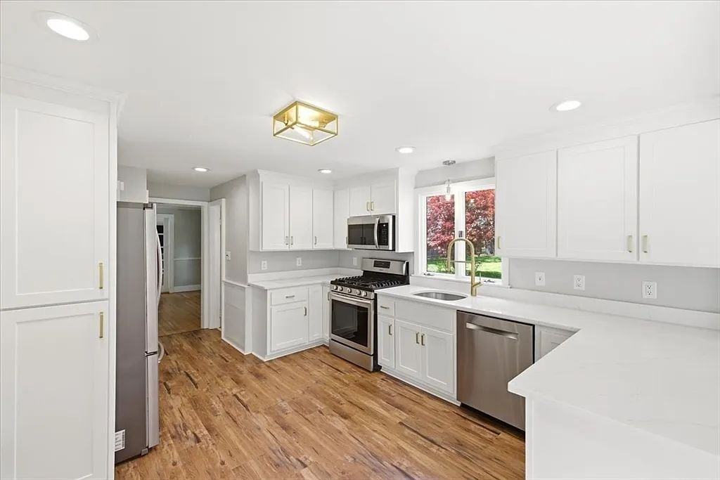 560 Common St - Photo 3 of 9