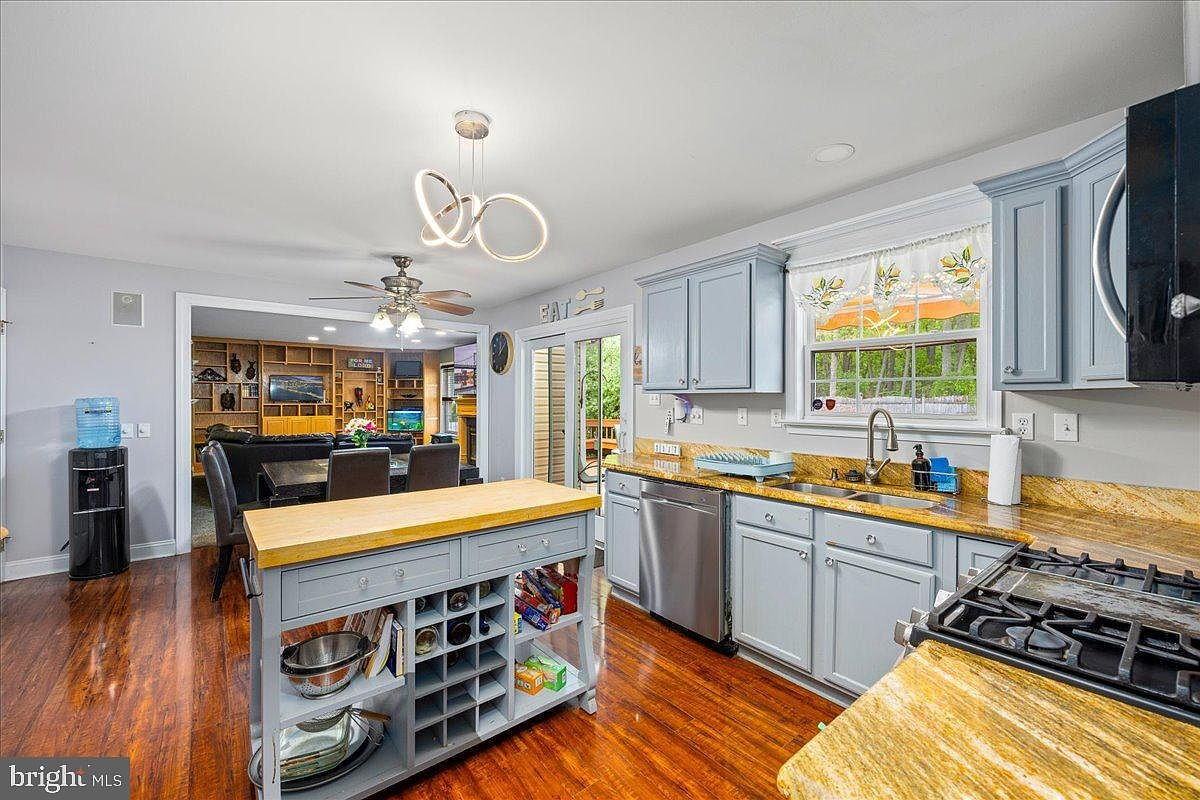 79 Annapolis Dr - Photo 3 of 9