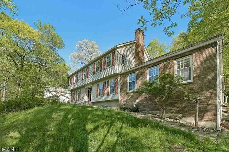 213 Stanhope Rd - Photo 3 of 8