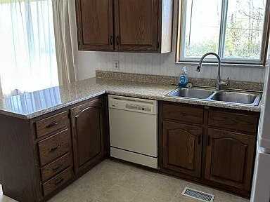 457 Jerry St - Photo 5 of 10