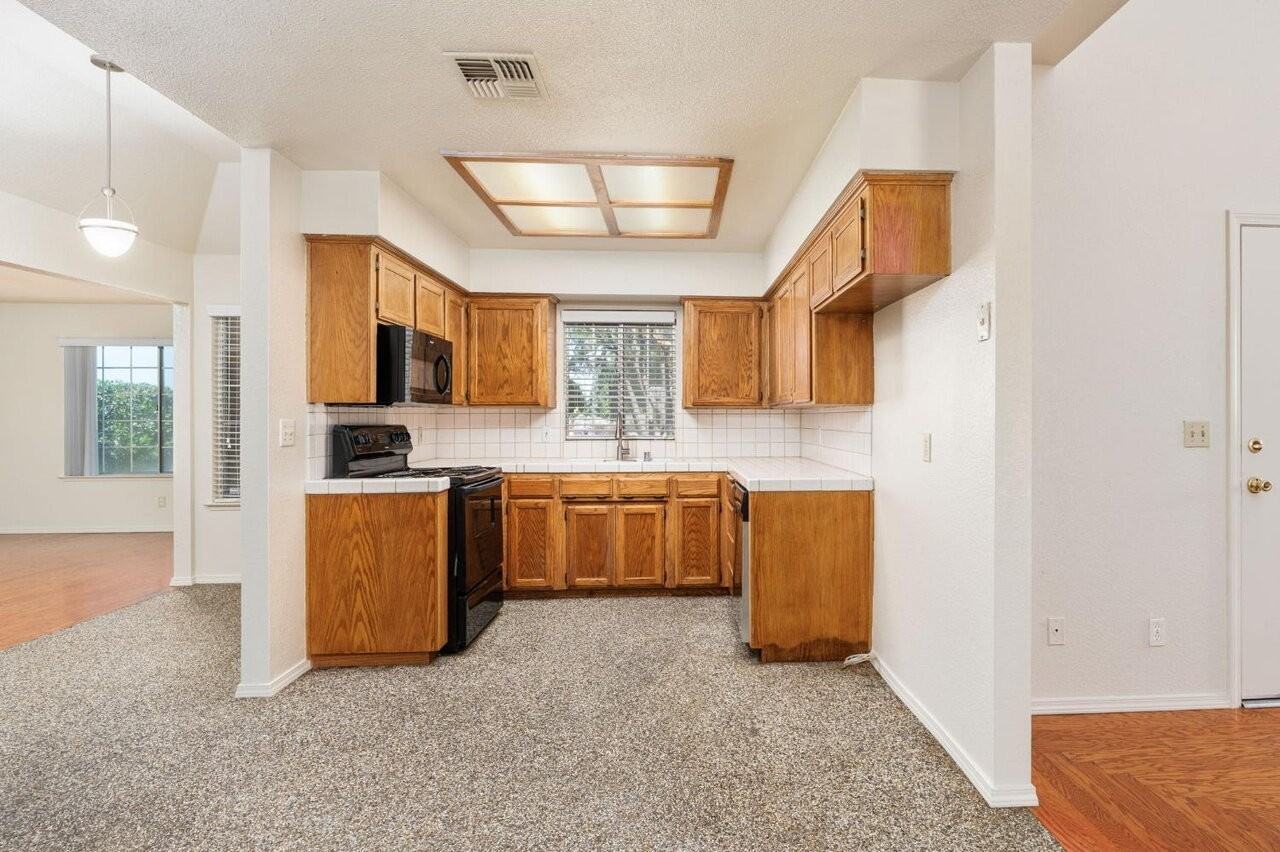 392 W Magill Ave - Photo 3 of 11