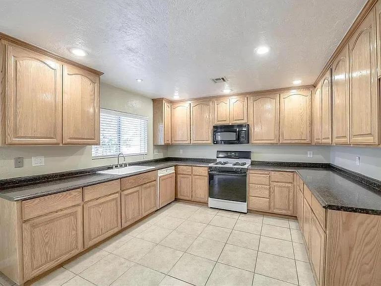6409 Bay Hill Way - Photo 2 of 13