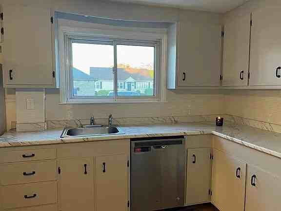 45 Bedford Ave - Photo 3 of 18