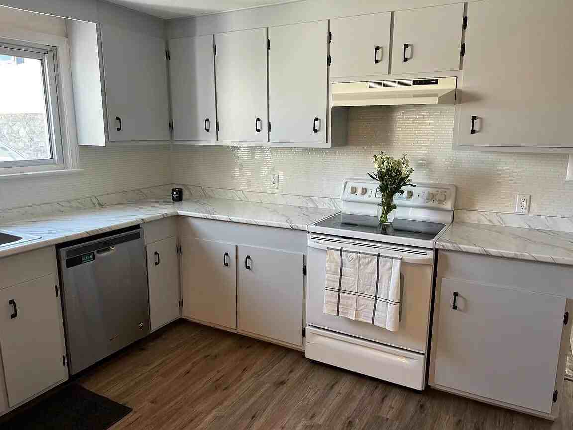 45 Bedford Ave - Photo 4 of 18