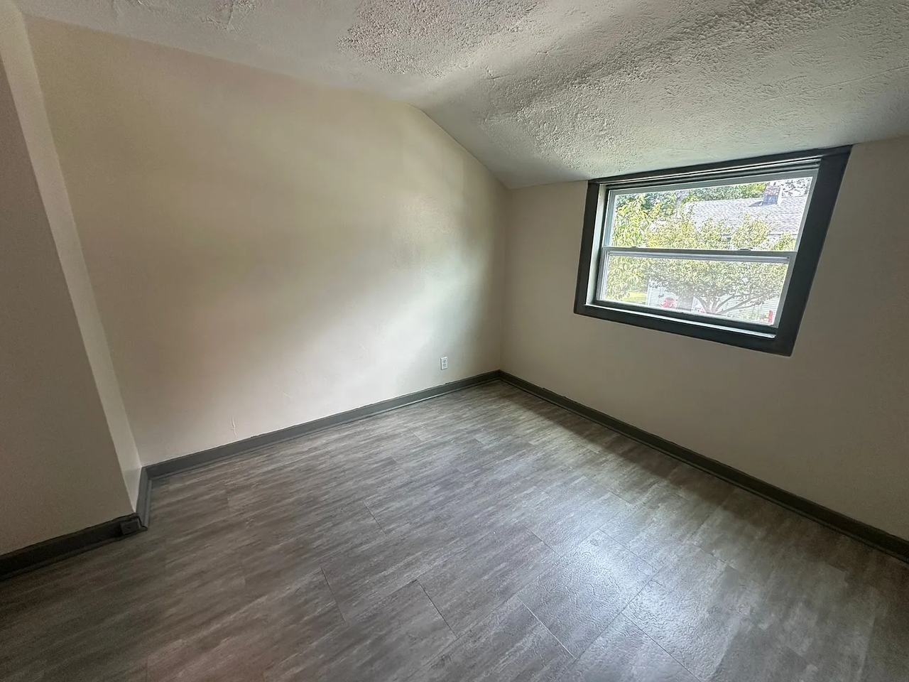 126 Ledgecrest Ave - Photo 2 of 8