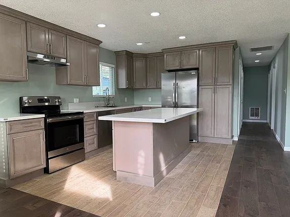 1975 8th St - Photo 3 of 10