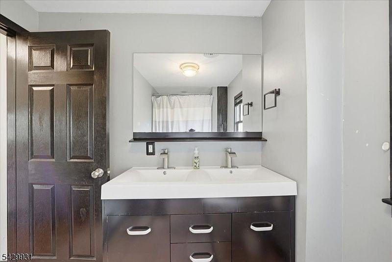 2225 Liberty St - Photo 3 of 9
