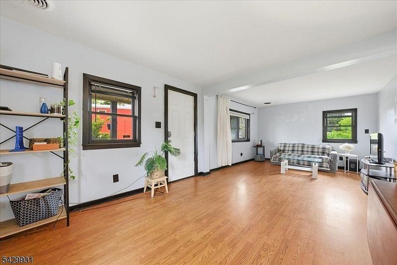 2225 Liberty St - Photo 4 of 9