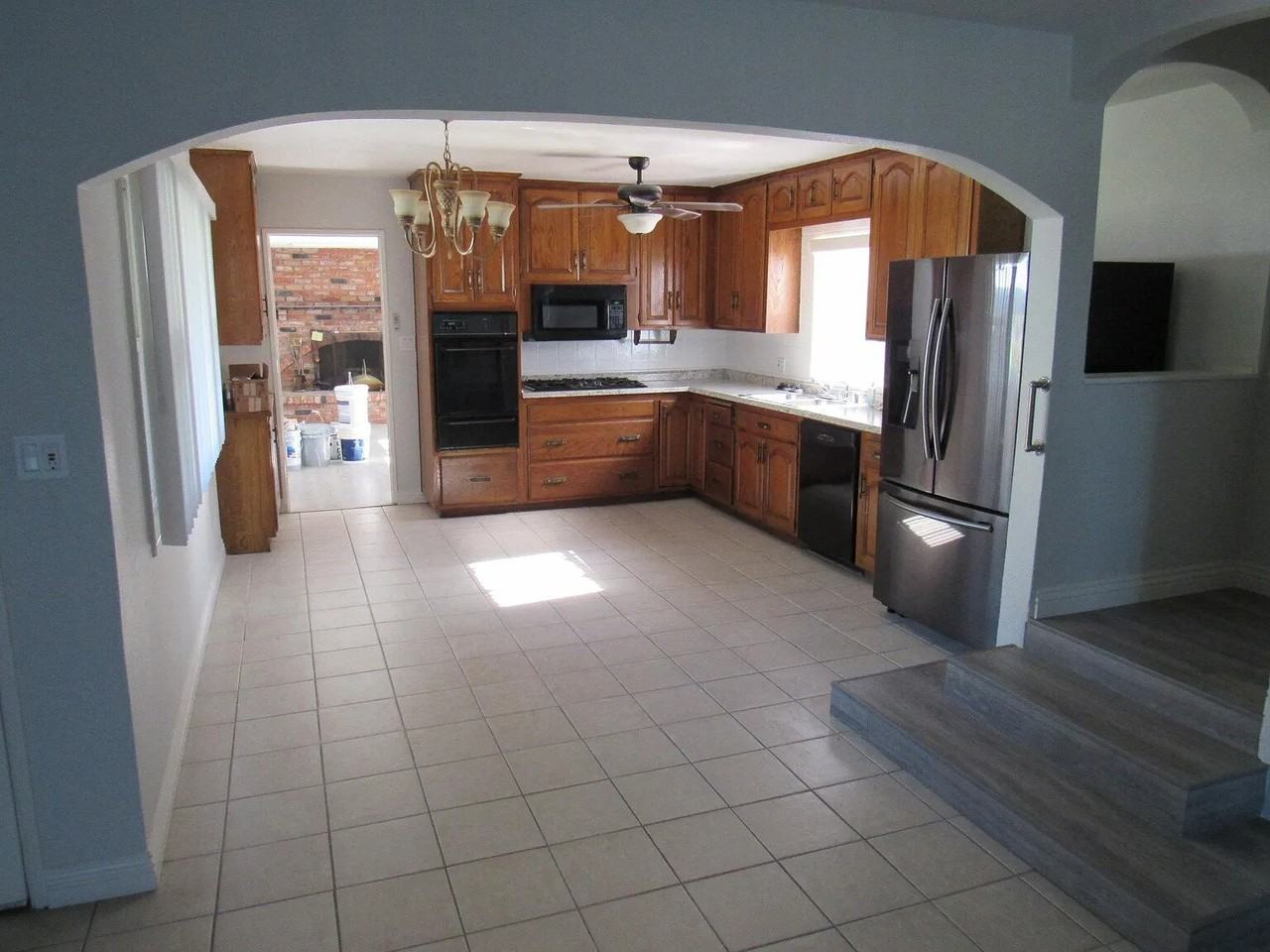 1846 E 9th St - Photo 2 of 16