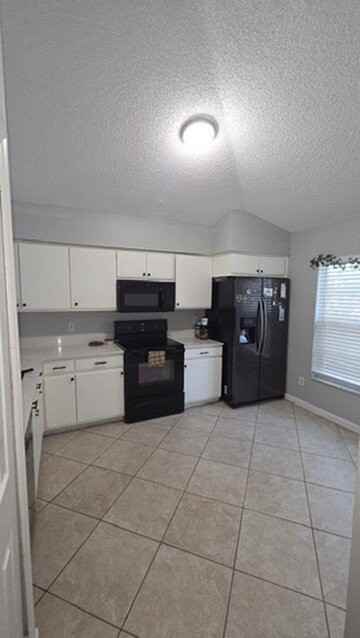 2527 Chatham Cir - Photo 2 of 17