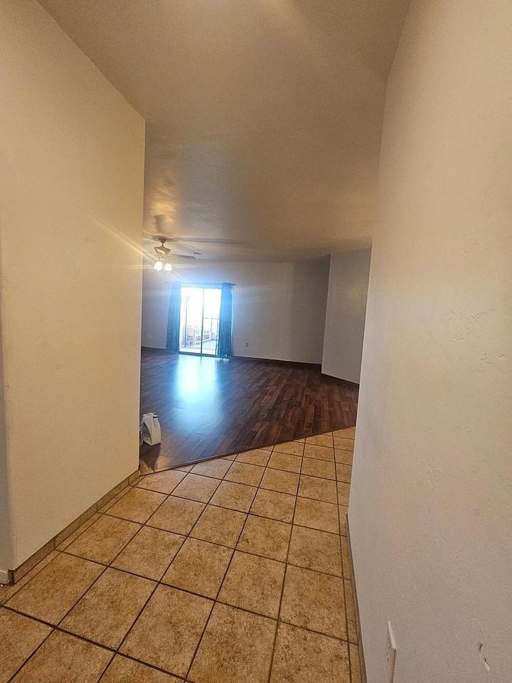 2047 W Bramburgh Ct - Photo 3 of 15