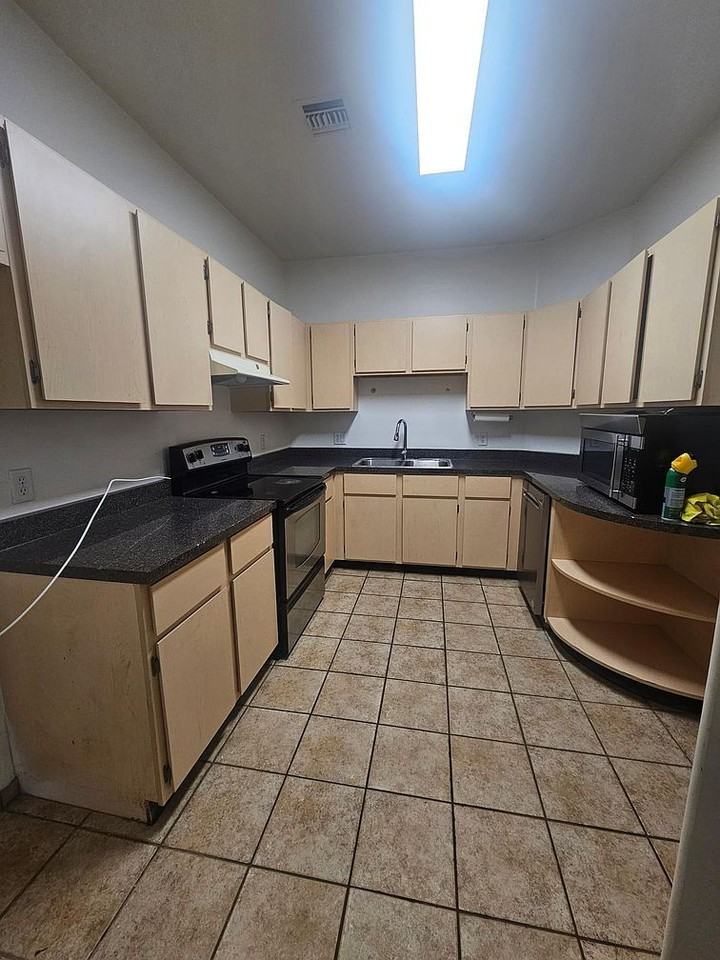 2047 W Bramburgh Ct - Photo 4 of 15