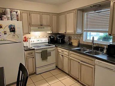 2274 Capri Dr - Photo 2 of 15