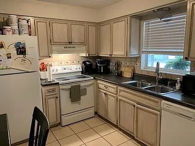 2274 Capri Dr - Photo 3 of 15