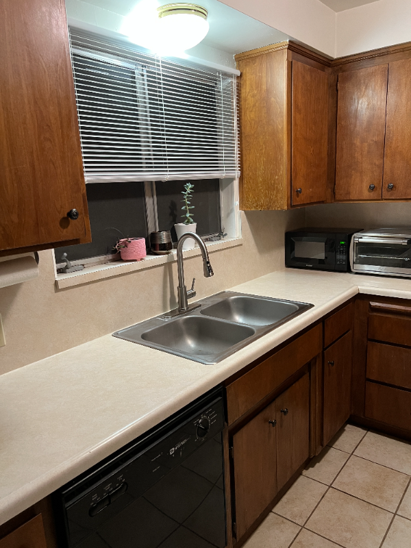 1041 Clarendon St - Photo 2 of 10