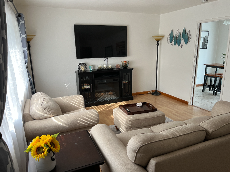 1041 Clarendon St - Photo 4 of 10