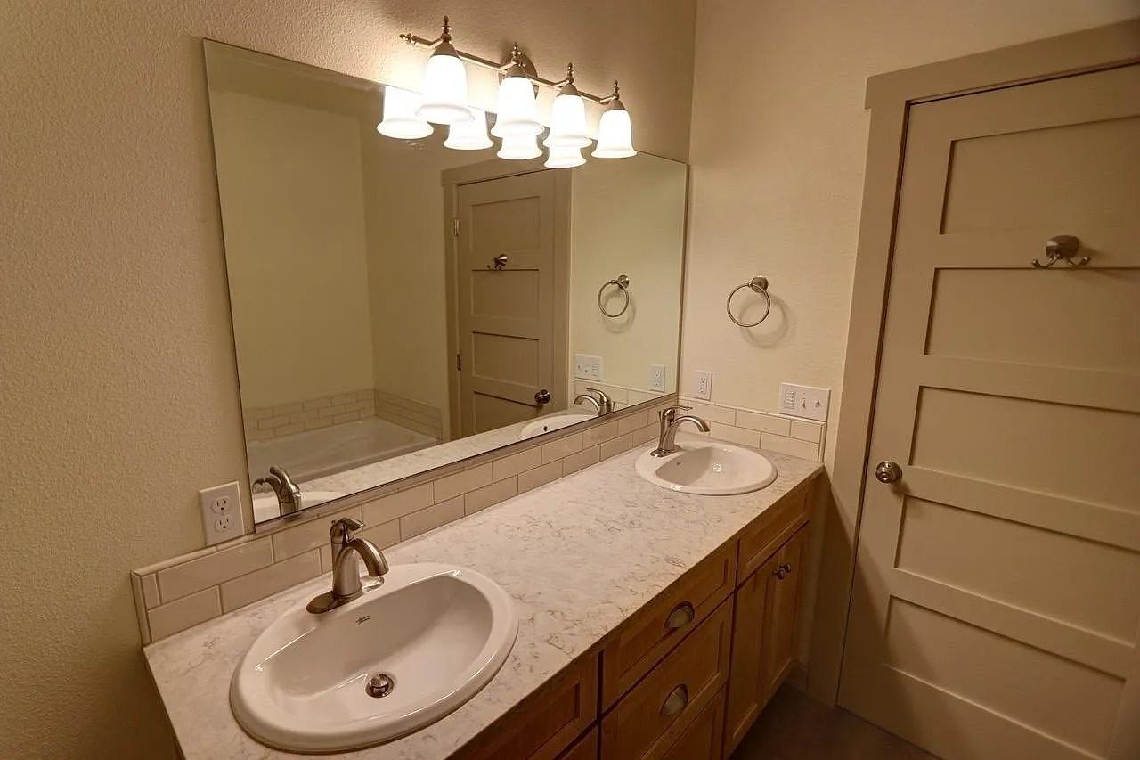 419 Nw High St - Photo 7 of 18