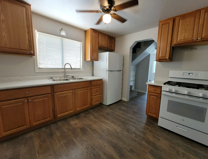 549 15th St - Photo 3 of 15