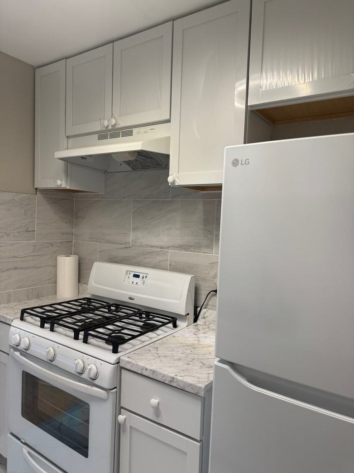 252 Shorewood Dr - Photo 3 of 10